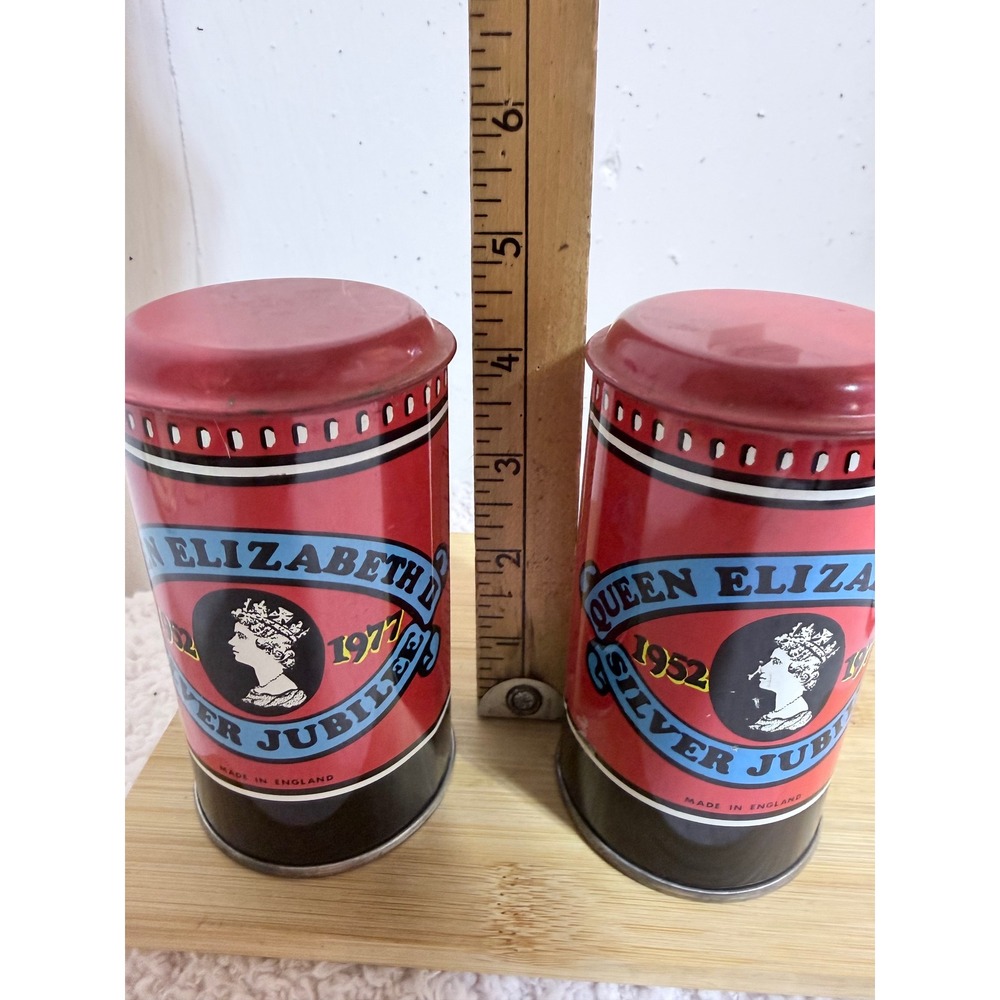 Vintage Queen Elizabeth II Silver Jubilee Tin Bank Set Red Metal 1977 Souvenir - Picture 3 of 6